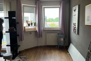 Maxfeld: Helle 1-Zimmer-Stadtwohnung mit Westbalkon, Aufzug und festem Tiefgaragenstellplatz