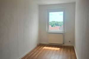 Tolle 3 -Raumwohnung mit Tageslichtbad und Balkon! – Straße der Einheit 21, 39624 Kalbe (Milde) – Vorschaubild 3