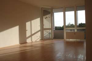 Helle 2-Zimmer-Wohnung mit großer Loggia, Grünblick und TG-Stellplatz, teilmöbliert