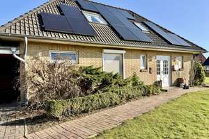 Familienfreundliches Einfamilienhaus mit PV-Anlage, Wärmepumpe & Garten – Die vollständige Adresse der Immobilie erhältst du vom Anbieter., 25764 Wesselburen – Vorschaubild 1