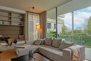 Leben im Luxus! Perfekte, voll möblierte 2 Zimmer Wohnung in Bauhaus Villa in Düsseldorf Ludenberg.