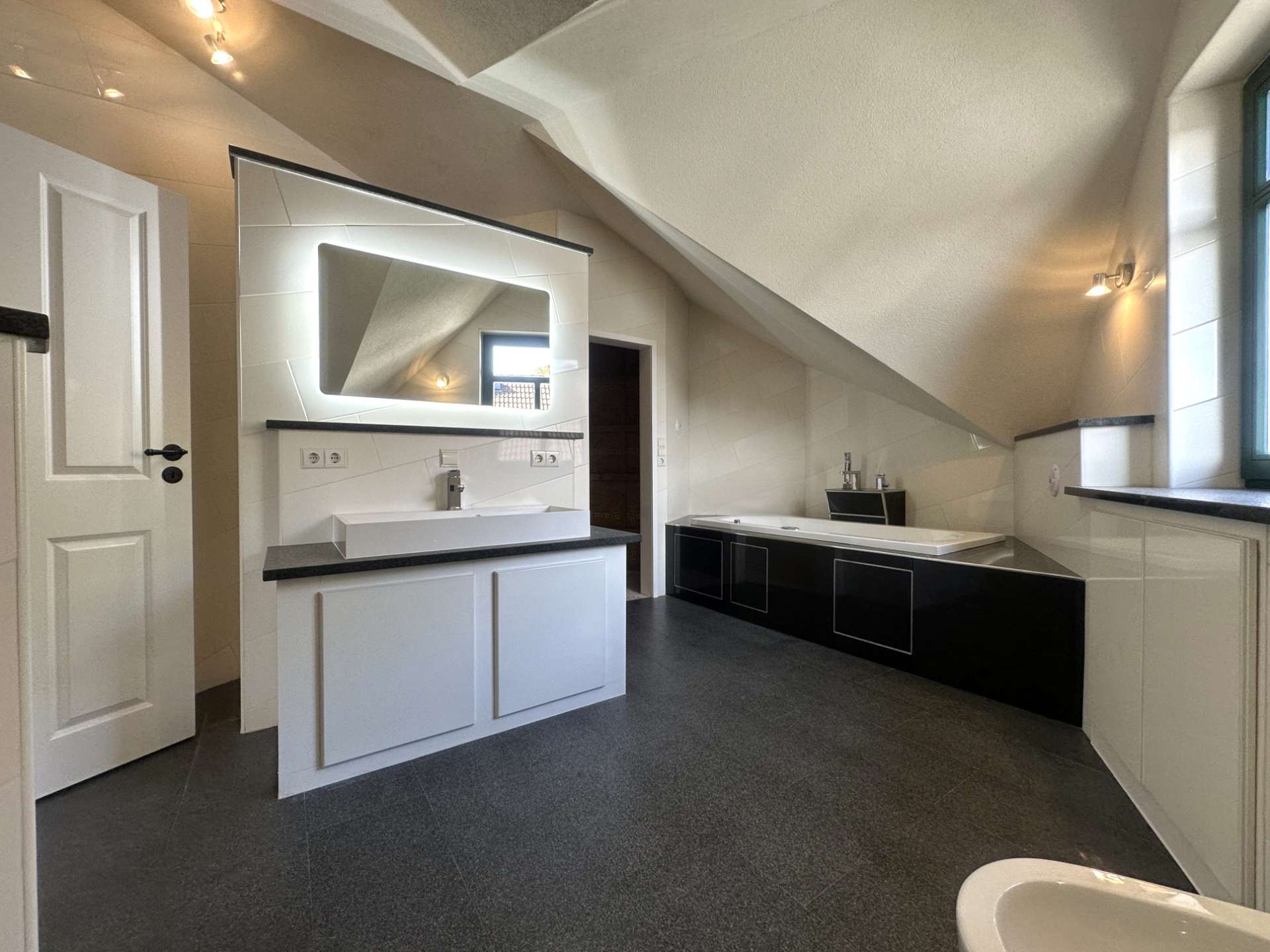 Immobilie in Lahnau - Modernisiertes Einfamilienhaus mit ausbaubarer Bürofläche. - Bild 2