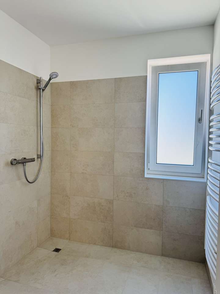 Große bodengleiche Dusche