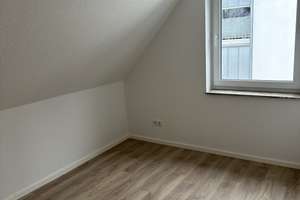 Erstbezug nach Sanierung – Moderne Dachgeschosswohnung mit Loggia in Toplage von Oberhausen  – Keltenstraße 21, 46045 Styrum, Oberhausen – Vorschaubild 19
