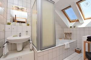 Charmante möblierte DG-Wohnung mit Internet und TG-Stellplatz in Stuttgart Birkach – Die vollständige Adresse der Immobilie erhältst du vom Anbieter., 70599 Birkach-Süd, Stuttgart – Vorschaubild 4