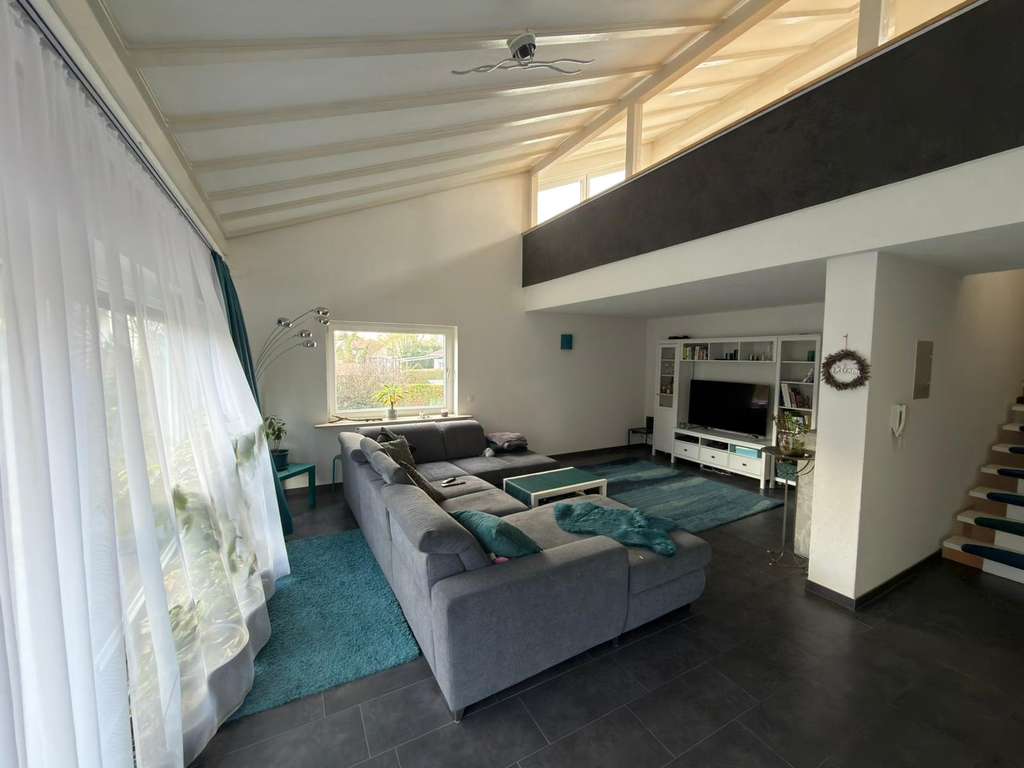 Immobilie in Neulingen - Modernes EInfamilienhaus 210 qm Wohnfläche, 3 Bäder, PV Anlage , 5,9 a großes Erbpachtgrundstück - Bild 2