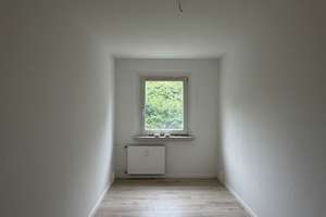 Sanierte Familien-Wohnung mit Balkon und Wannebad! – Havelländer Ring 21, 12629 Hellersdorf, Berlin – Vorschaubild 4