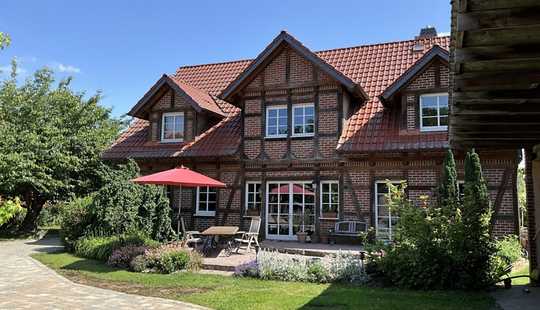 Bild von Zwei Einfamilienhäuser und Platz für die Pferde