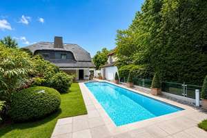 Waldfriedhofsviertel  freie Walmdachvillenhälfte  + Potenzial und Outdoorpool