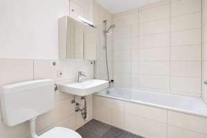Helle, leerstehende 2-Zimmer-Wohnung in gutem Zustand mit sonnigem Balkon in Frankfurt-Eckenheim – 60435 Eckenheim, Frankfurt am Main – Vorschaubild 4