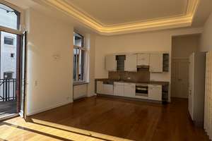 Frisch renovierte 5-Zimmerwohnung mit Küche und Balkonen – Adelheidstr. 54, 65185 Mitte, Wiesbaden – Vorschaubild 2