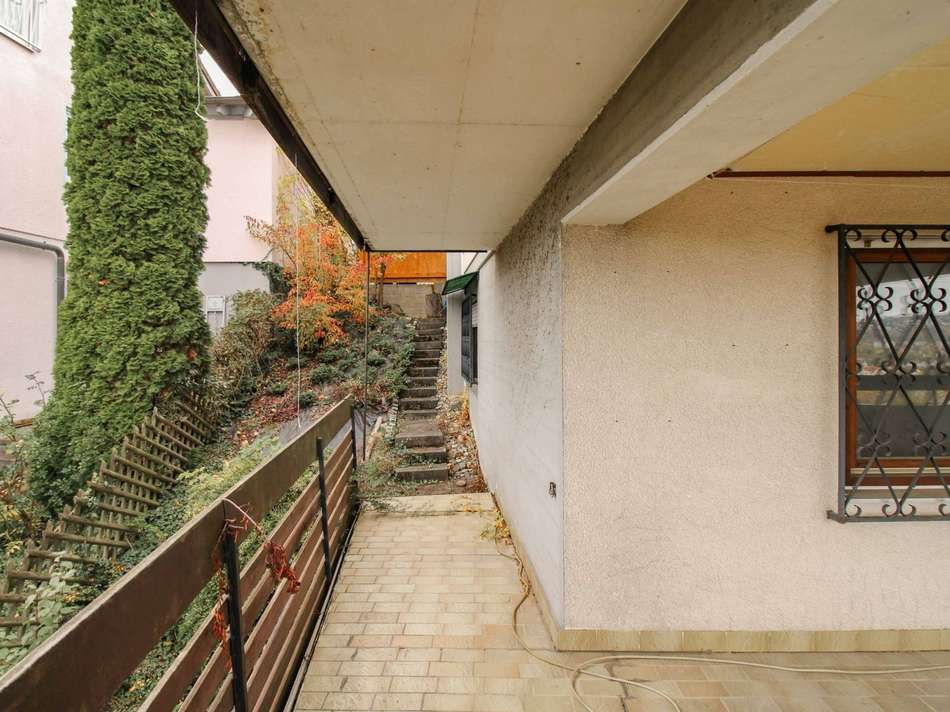 Zugang Carport von Terrasse