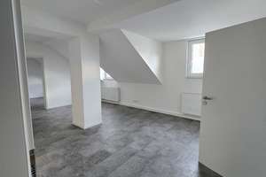 WG-geeignete helle 3-Zimmer-Dachgeschoss-Wohnung, Einbauküche – Augustastraße 41-43, 47198 Alt-Homberg, Duisburg – Vorschaubild 1