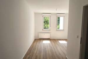 **Großzügige Fläche mit Garten, Ankleideraum, Speisekammer und Wohlfühlbad in idyllischer Wohnlage** – Buchfinkenweg 2-4, 4159 Wahren, Leipzig – Vorschaubild 6