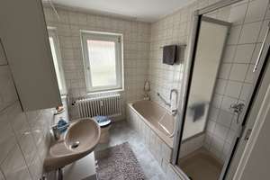 Gepflegtes Dreifamilienhaus mit 2 Garagen und großem Grundstück in  Regensburg Schwabelweis – Die vollständige Adresse der Immobilie erhältst du vom Anbieter., 93055 Schwabelweis, Regensburg – Vorschaubild 14