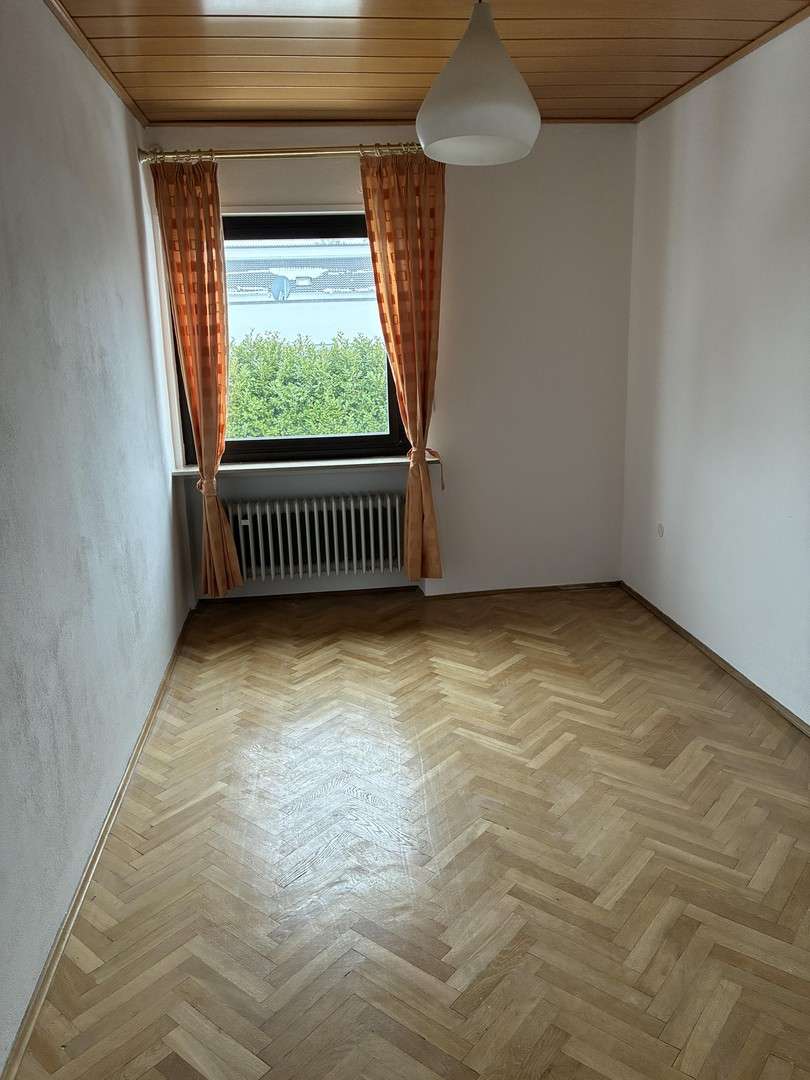 Immobilie in Markt Erlbach - Einfamilienhaus mit Balkon, Keller, 2 Garagen, 3 Carports und Hobbyraum (346 m² Wohn- u. Nutzfläche) - Bild 9
