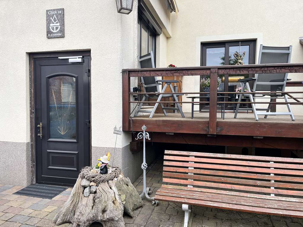 Immobilie in Kyffhäuserland - Viel Platz für ein oder zwei Familien in einem vollständig sanierten Wohnhaus in  Steinthaleben - Bild 2
