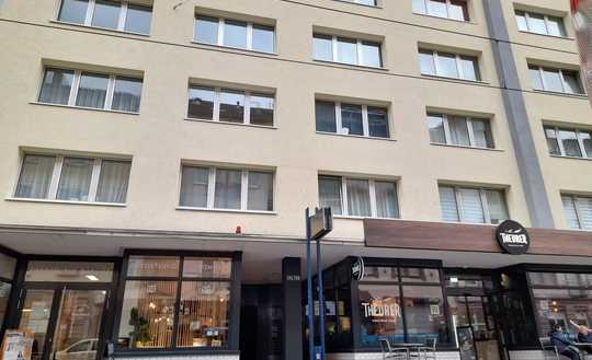 ++renovierungsbedürftige 2 ZKB++barrierefrei++Aufzug++zentrale Lage++
