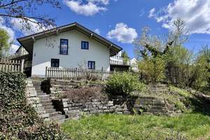 Wohnen mit Stil: Modernisiertes Einfamilienhaus mit Garage & großem Grundstück – ideal für Familien – Die vollständige Adresse der Immobilie erhältst du vom Anbieter., 94505 Bernried – Vorschaubild 1