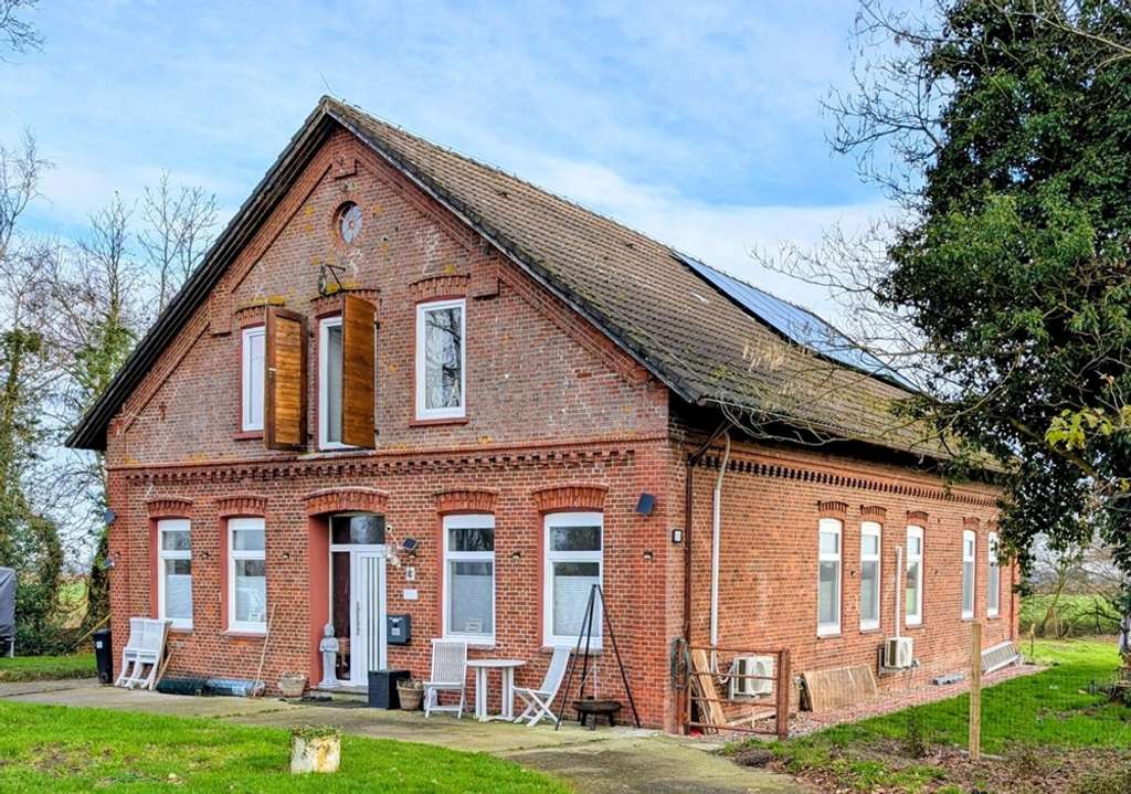 Immobilie in Brake - Kernsaniertes Landhaus mit viel Charme auf  ca. 2.100 m² großem Grundstück! - Bild 2