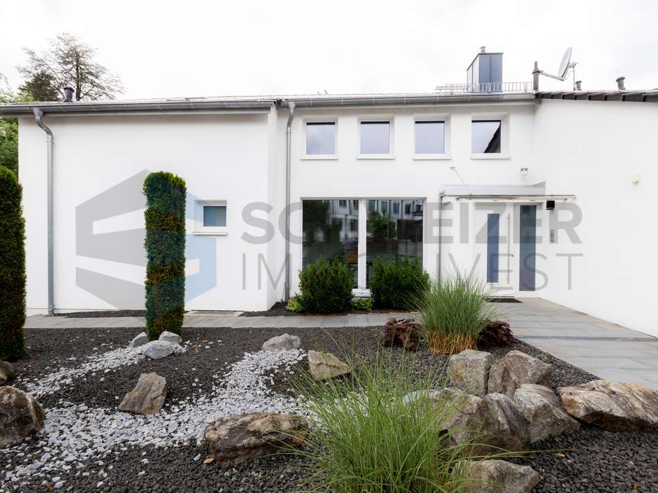 Vorgarten und Hauseingang