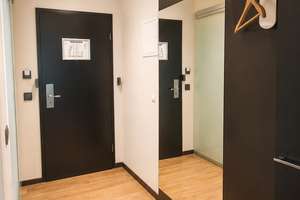 Hotel-Atmosphäre: vollausgestattetes möbliertes ehemaliges Hotelzimmer in Karlsruhe zu vermieten. – Kriegstr. 51, 76133 Innenstadt-West, Karlsruhe – Vorschaubild 4
