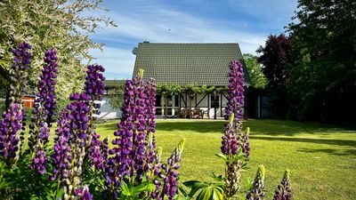 Stilvolles idyllisches Fachwerkhaus mit beheizter Doppelgarage und einem traumhaften Garten