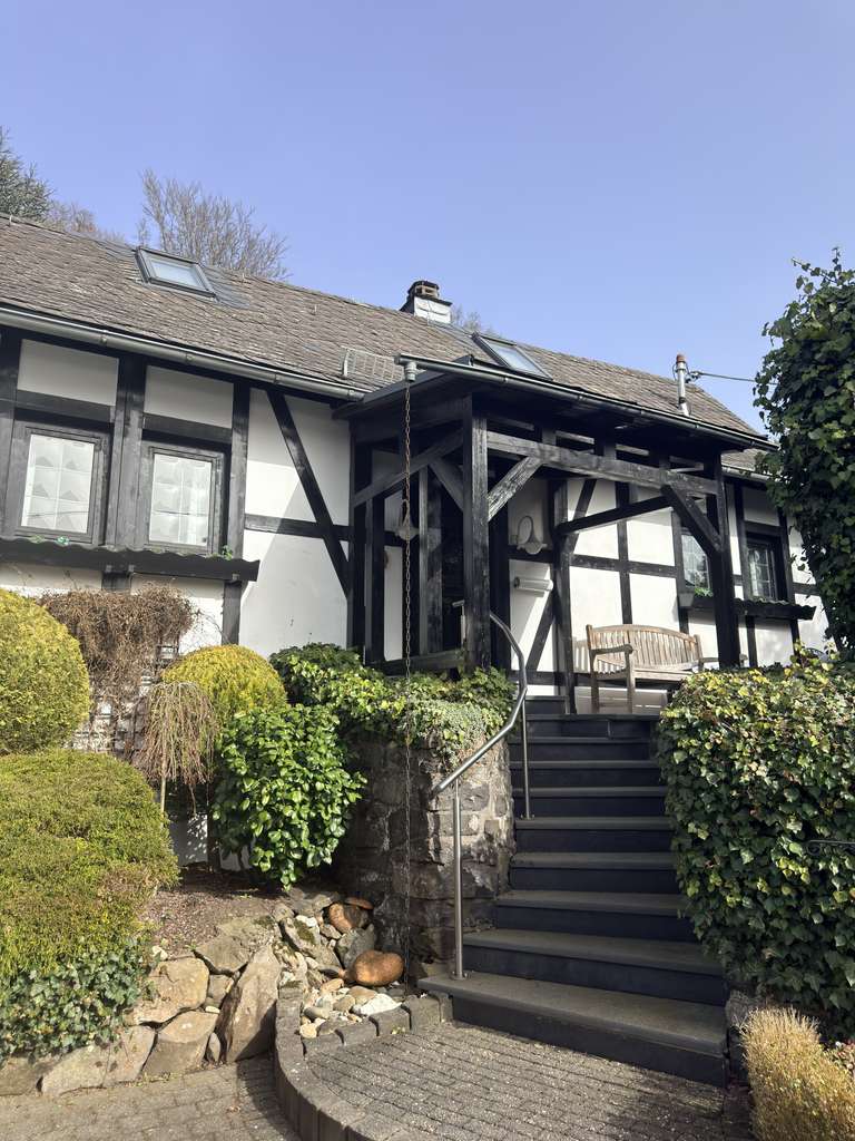 Immobilie in Großseifen - Außergewöhnliches Künstlerhaus mit liebevoll gestaltetem Garten – nahe Bad Marienberg - Bild 1