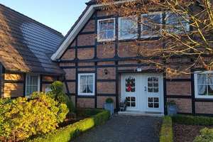 Fachwerk-Romantik in idyllischer Lage – Großzügiges Einfamilienhaus mit Traumgrundstück in Wietze – Die vollständige Adresse der Immobilie erhältst du vom Anbieter., 29323 Wietze – Vorschaubild 1