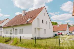 Doppelhaushälfte oder das ganze Haus? Sie Entscheiden! DHH In Steinfels mit Vermietung an die BRD – Die vollständige Adresse der Immobilie erhältst du vom Anbieter., 92708 Mantel – Vorschaubild 1