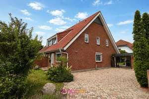Modernes Zuhause mit Garten, Vollkeller und zwei Carports