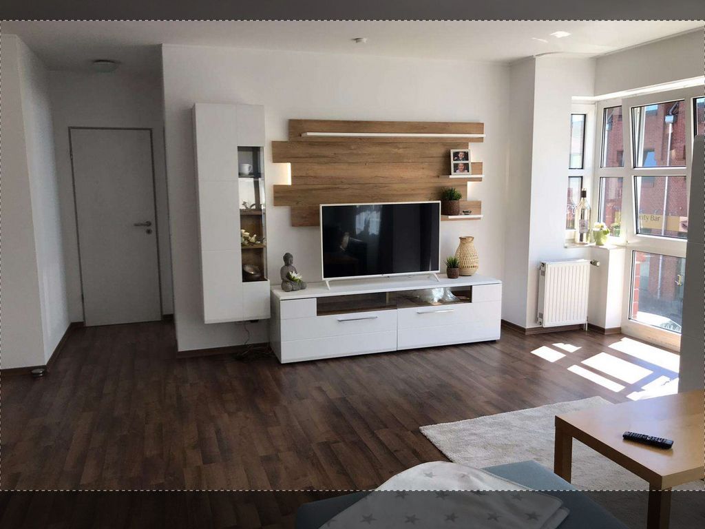 Gepflegte City-Wohnung mit drei Zimmern sowie Lodgia und Einbauküche in