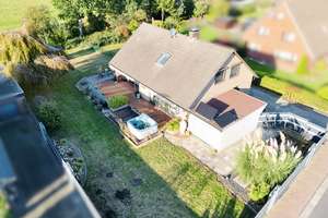 WOHNTRAUM MIT WEITBLICK IN BESTLAGE – EINFAMILIENHAUS MIT GARAGE, KAMIN UND NATURNAHER UMGEBUNG – Die vollständige Adresse der Immobilie erhältst du vom Anbieter., 26316 Varel – Vorschaubild 2