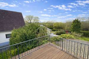 Attraktives Wohnhaus mit zwei getrennten Wohnungen, Garagen und herrlich großem, sonnigen Garten. – Die vollständige Adresse der Immobilie erhältst du vom Anbieter., 76476 Bischweier – Vorschaubild 4