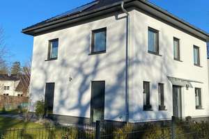 Exklusive Stadtvilla mit Garage und großzügigem Garten in Falkensee – Die vollständige Adresse der Immobilie erhältst du vom Anbieter., 14612 Falkensee – Vorschaubild 3