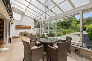 Familienoase mit Wintergarten – modernisiert, ruhig und naturnah