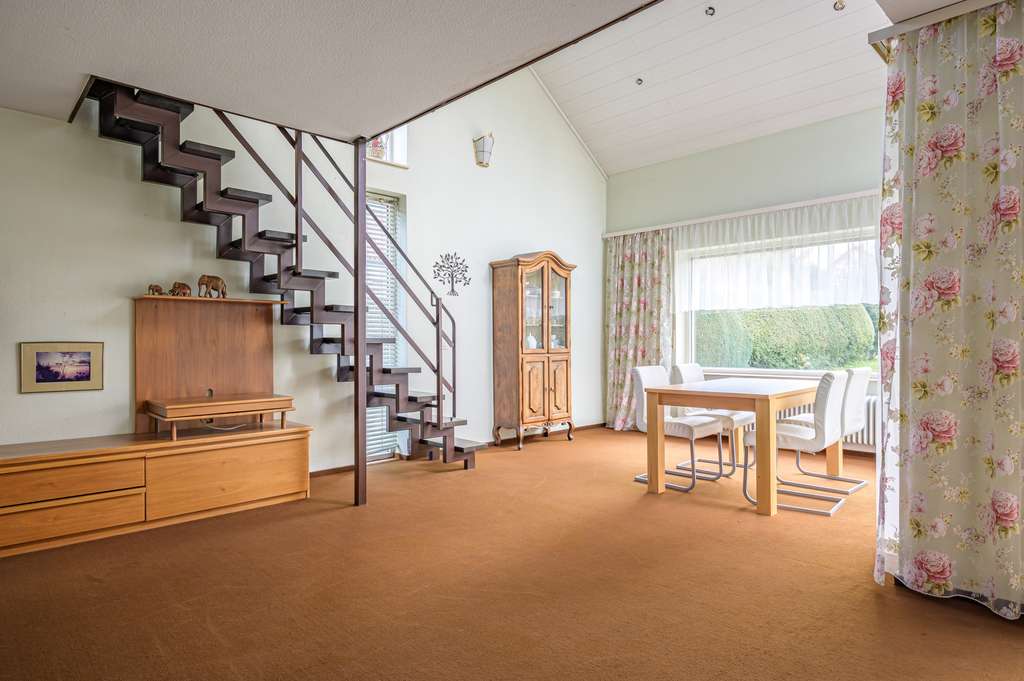 Immobilie in Straubenhardt - **Großzügiges Einfamilienhaus im Grünen – viel Platz für Familie und individuelle Gestaltung** - Bild 2