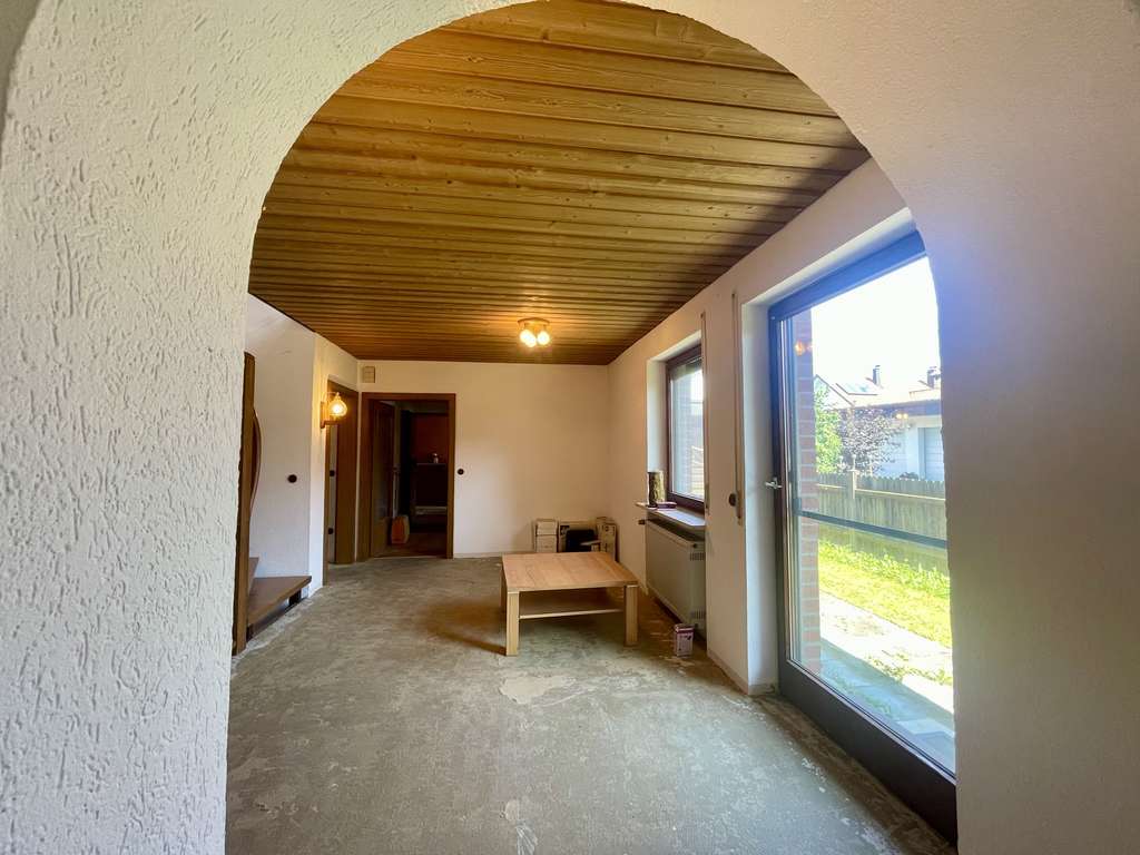 Immobilie in Ergolding - Viel Platz für Ihre Wohnträume: Sanierungsobjekt mit Garten und 150 m² Wohnfläche - Bild 2