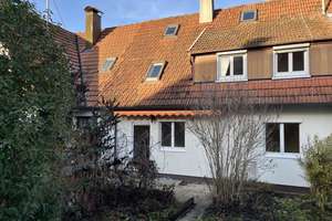 Aidlingen: Charmantes Reihenhaus mit Garten