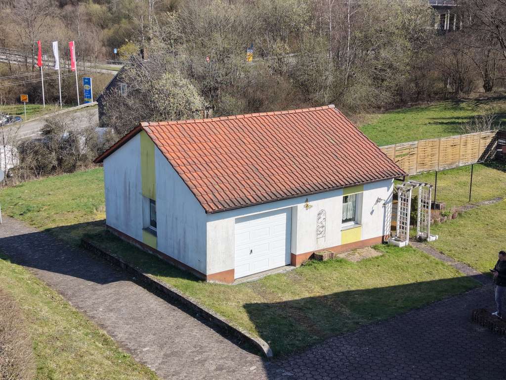 Immobilie in Freisen - Bungalow mit sep. Einliegerwohnung & sonnigem Garten - Bild 1