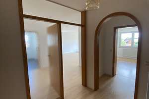  Sonnige, frisch renovierte 3,5-Zimmer-Wohnung mit Balkon und Tiefgarage in Oberndorf-Hochmössingen – Ignaz-Rohr-Straße 34, 78727 Oberndorf am Neckar – Vorschaubild 2