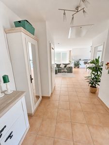 Bensberg -  moderne Zweizimmer-DG-Wohnung mit zus. Nutzfläche im Spitzboden, Balkon und Einbauküche