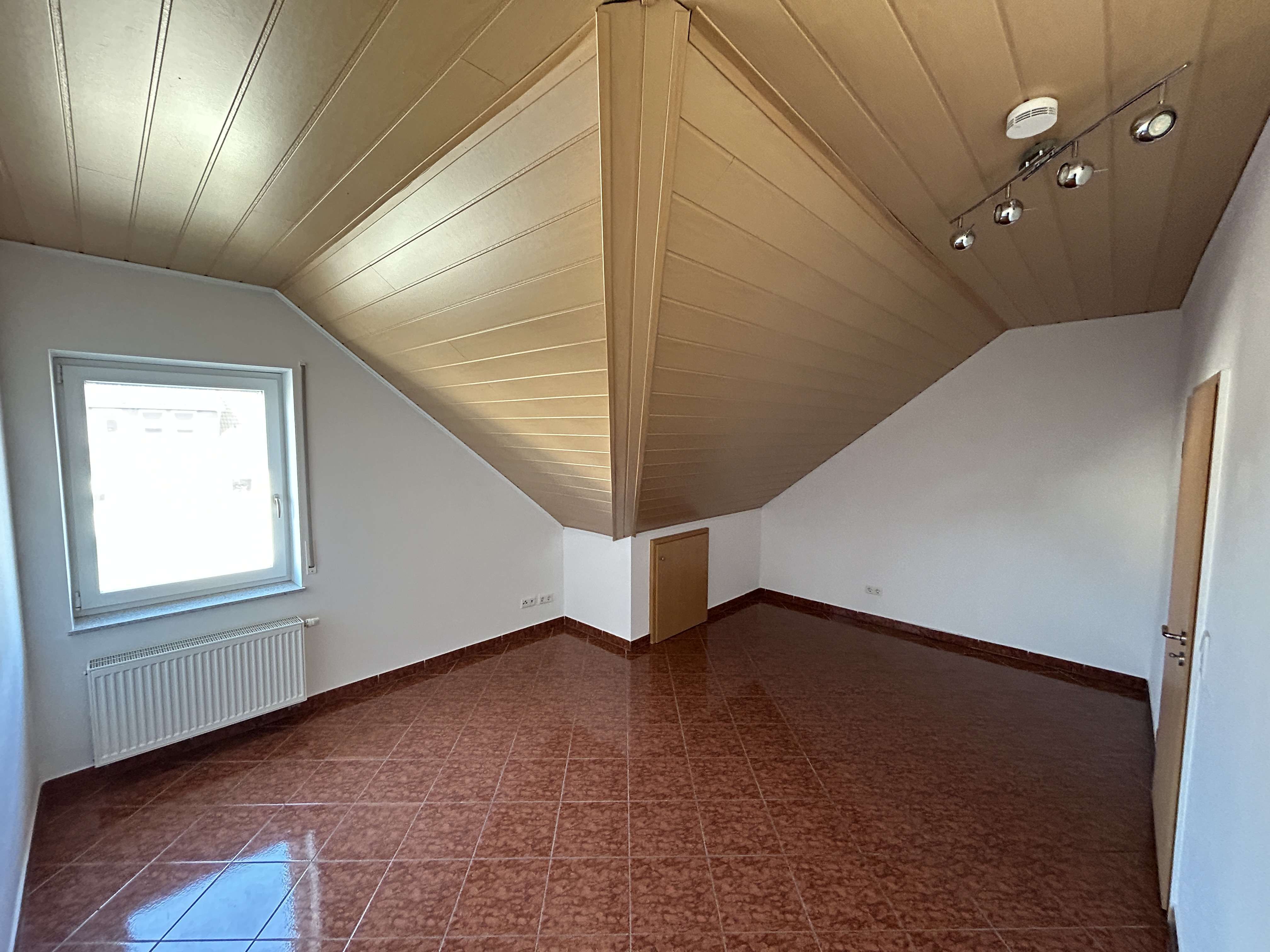 Immobilie in Warburg - Großzügige Dachgeschoss-Eigentumswohnung mit Weitblick, Balkon und viel Potenzial in Warburg - Bild 5