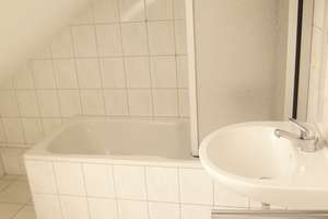 DEM HIMMEL SO NAH / Schöne Dachgeschosswohnung mit Einbauküche in Jugendstil-Stadtvilla – Blücherstraße 34, 65195 Westend / Bleichstraße, Wiesbaden – Vorschaubild 7