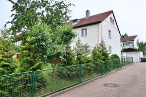 Familienfreundliches Reiheneckhaus mit großem Garten und zwei Garagen