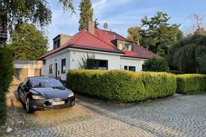 Freistehend im Grünen: Einfamilienhaus mit Einliegerwohnung und uneinsehbarem großen Garten