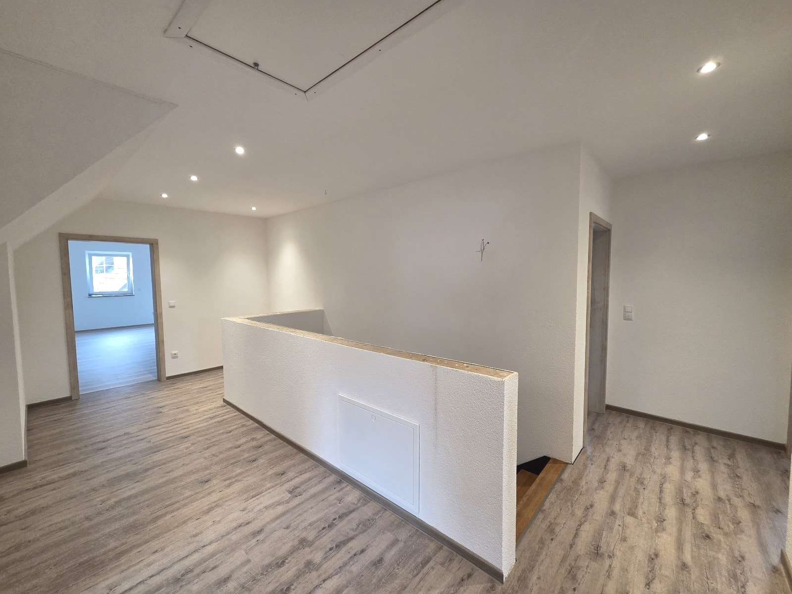 Immobilie in Rauhenebrach - Junges und großes EFH in ruhiger, sonniger Siedlungslage (Wfl. 220 m² / Grund 949 m²) mit Doppelg - Bild 10