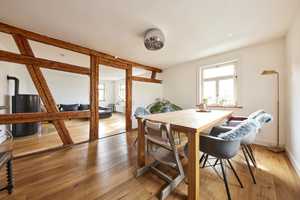 Liebevoll saniertes Fachwerkhaus (ca. 289 m²) mit Terrasse, Sichtbalken, Einliegerwohnung uvm. – Stuttgart – Vorschaubild 2