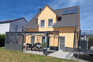 Familienfreundliches Einfamilienhaus mit Garten und großer Terrasse in Gau-Bischofsheim – Die vollständige Adresse der Immobilie erhältst du vom Anbieter., 55296 Gau-Bischofsheim – Vorschaubild 1