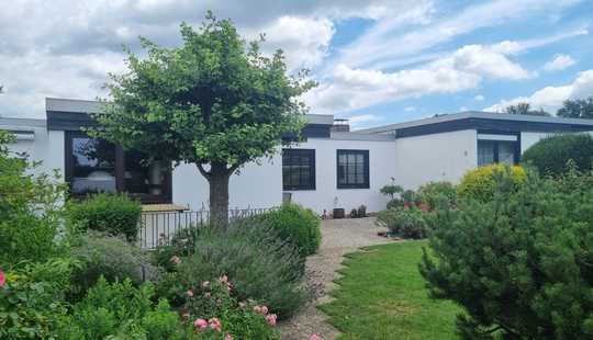 Bild von Eigentumsgrundstück mit Bungalow, Garage und Garten